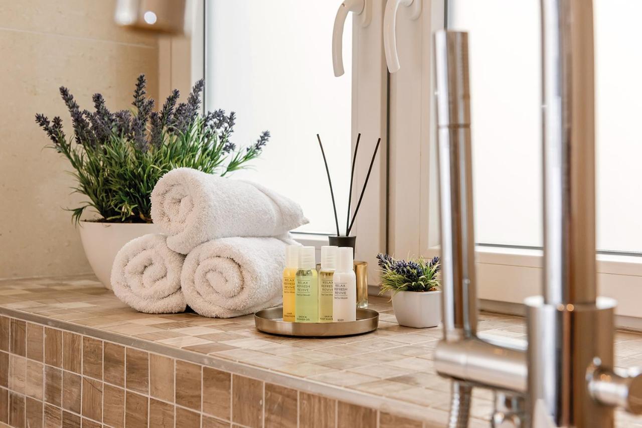 Arabel Design Apartments Berlin Exterior photo A reed diffuser in a bathroom